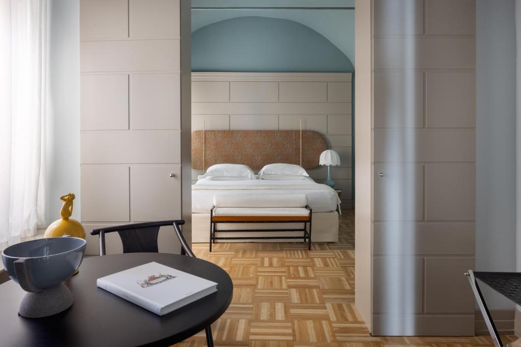 Hotel Number Nine - 9