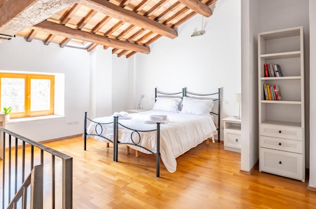 um quarto branco com uma cama e uma mesa em Perugia Tranquil Hideaway Apartment! em Perugia