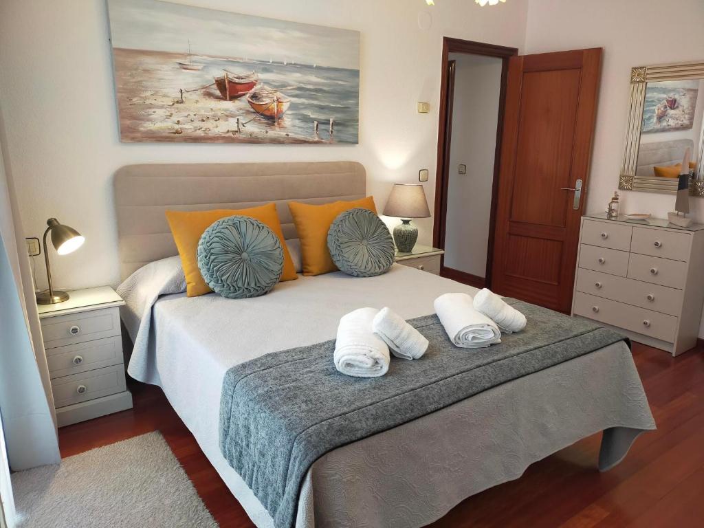 een slaapkamer met een bed met twee handdoeken erop bij El Pozu las Ranas in Llanes
