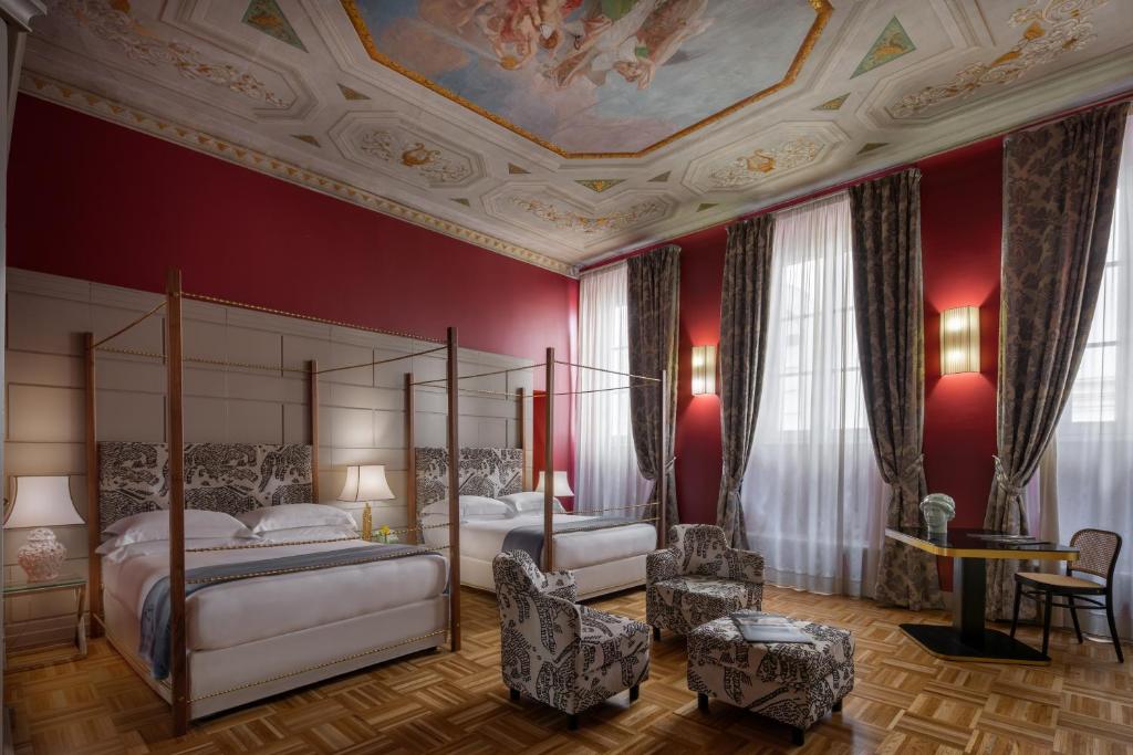 una camera con due letti e un soffitto a cassettoni di Hotel Number Nine a Firenze