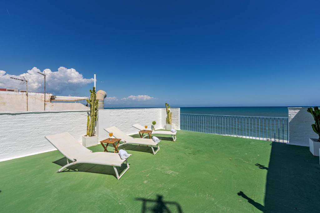 - un groupe de chaises et de tables sur la plage dans l'établissement CARIHUELA - Beach & Sun, à Torremolinos