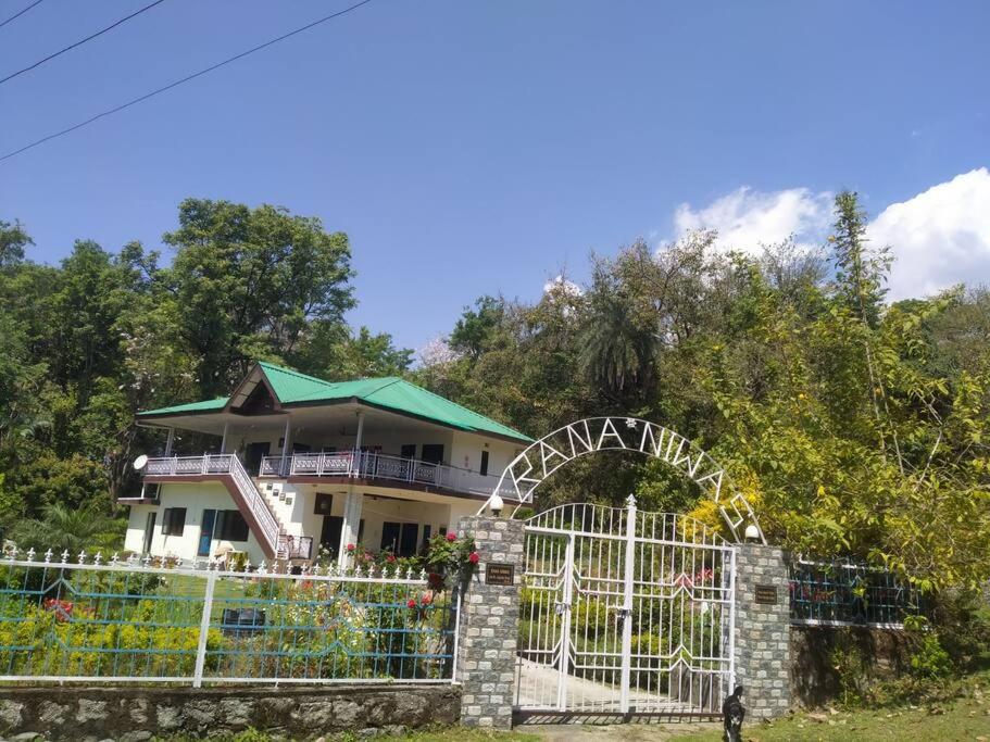 dom za płotem z bramą w obiekcie The Oasis Terrace at Rana's Niwas w mieście Dharamsala