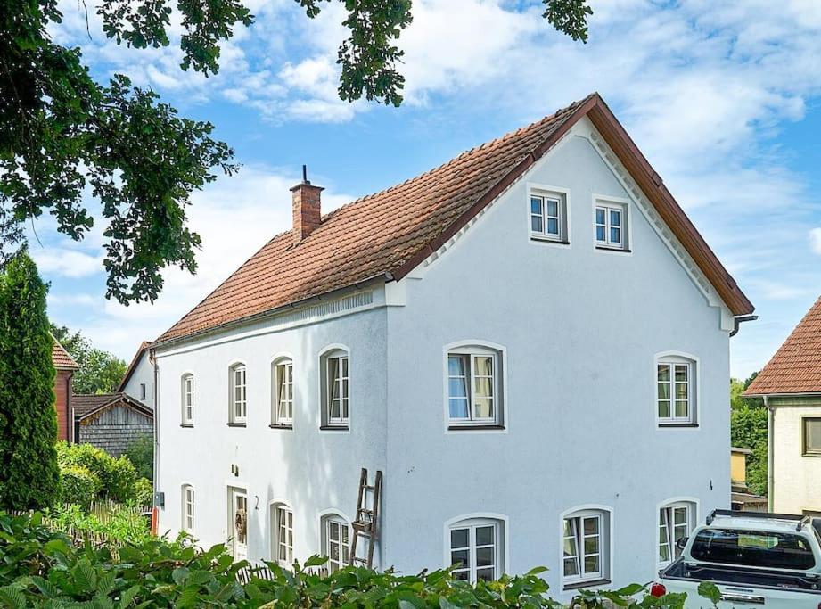Casa blanca con techo marrón en Zauberhaftes Haus in Ortenburg en Ortenburg