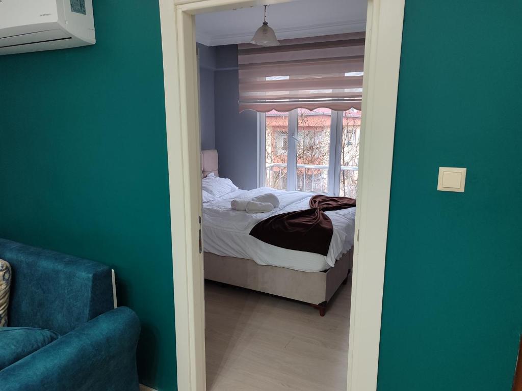 a bedroom with a bed and a window at Çam Suit 