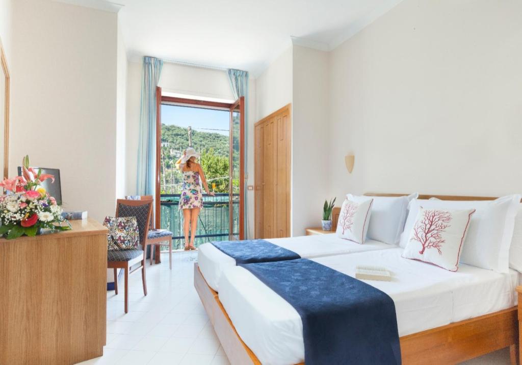 A bed or beds in a room at Hotel Piccolo Paradiso