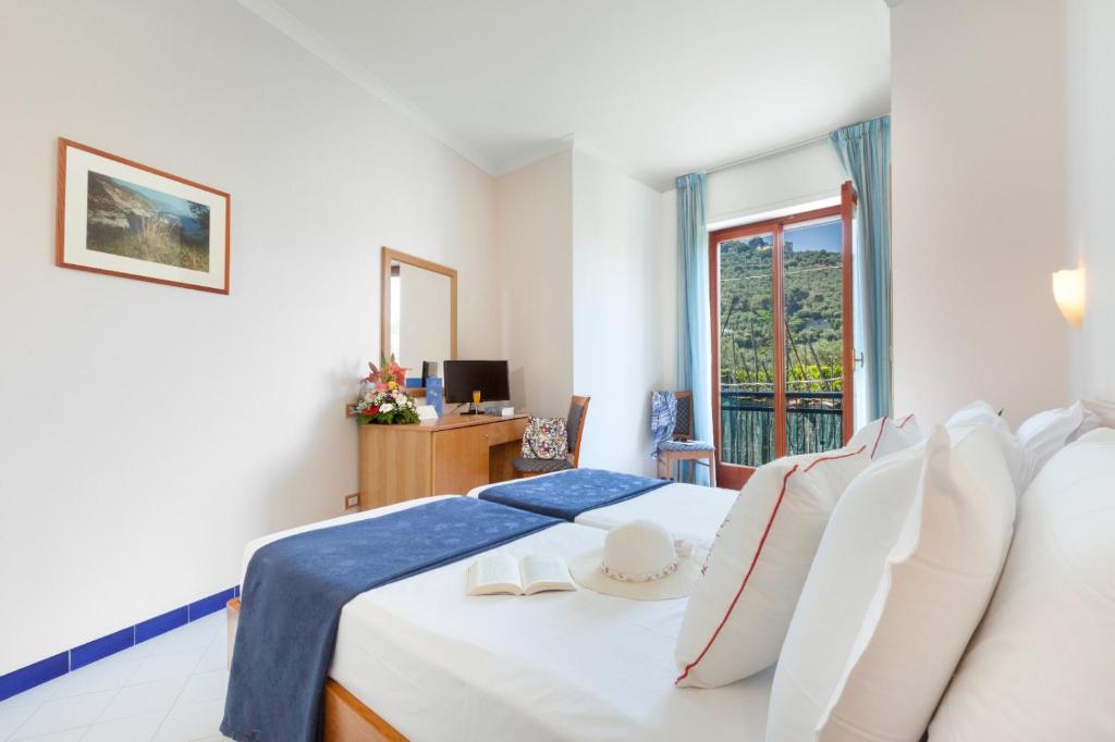 A bed or beds in a room at Hotel Piccolo Paradiso