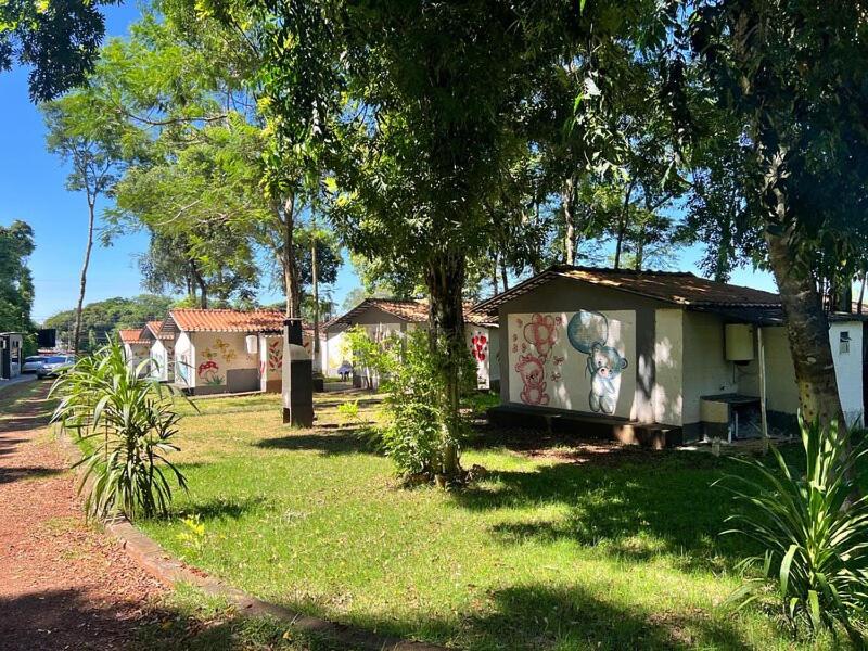 una pequeña casa con una pintura a un lado. en Pousada Cidade Linda, en Foz do Iguaçu