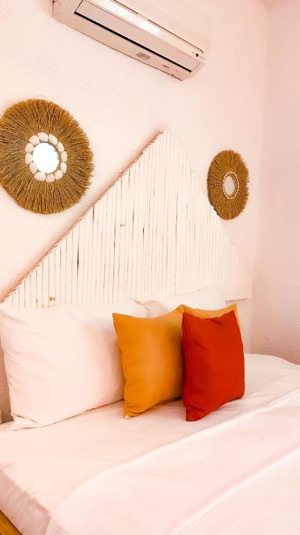 Postel nebo postele na pokoji v ubytování SİSU ALAÇATI OTEL
