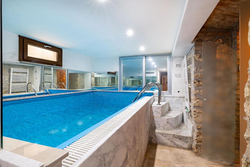 una piscina in una casa con vasca e doccia di Beautiful Villa With Private Spa - Happy Rentals ad Alviano