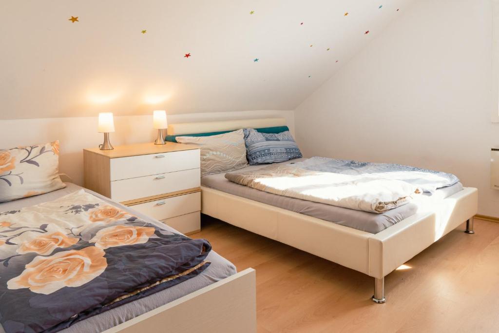 1 dormitorio con 2 camas y vestidor en Helene Hohenems, en Hohenems