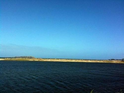 widok na duży zbiornik wody w obiekcie La maison du Lenn face à la mer w mieście Louannec