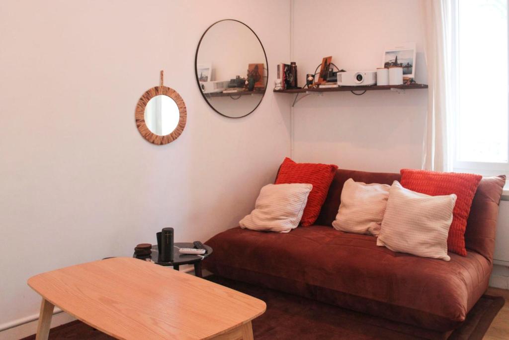 聖旺的住宿－Apartment decorated in Saint-Ouen-sur-Seine，客厅配有红色的沙发和桌子