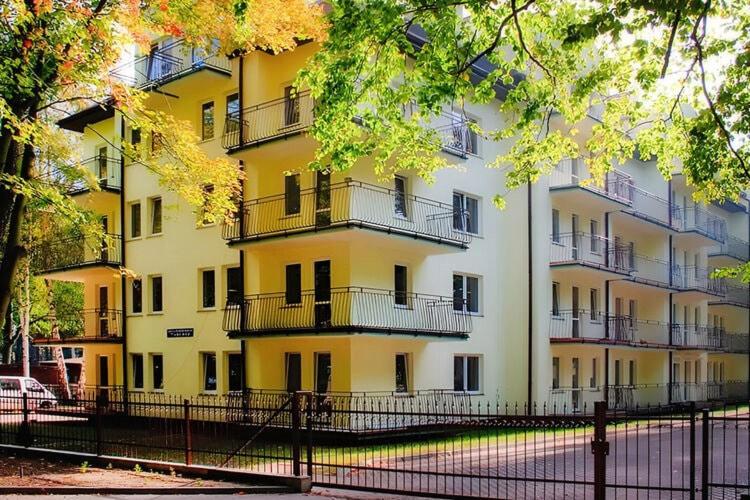 duży żółty budynek z balkonami na boku w obiekcie Apartment in Mi dzyzdroje near Sandy Beach w mieście Międzyzdroje