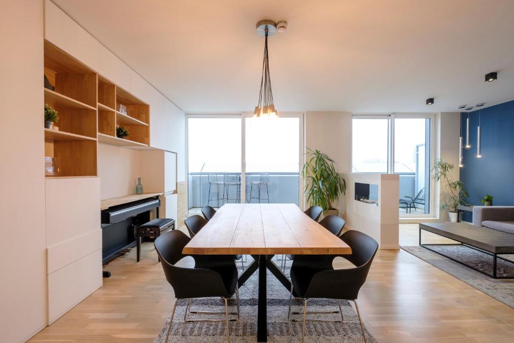 ブリュッセルにあるBeautiful 1 bedroom apartment close to Parc de Bruxellesのダイニングルーム(木製テーブル、椅子付)