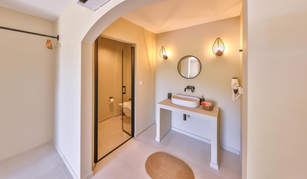 Koupelna v ubytování Kairos Hotel