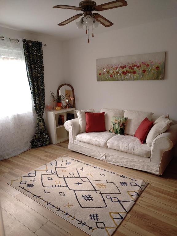 sala de estar con sofá blanco y alfombra en Studio indépendant location courte durée à proximité de Lycée International en Saint-Germain-en-Laye