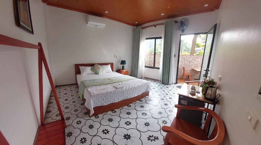 ein kleines Schlafzimmer mit einem Bett und einer Treppe in der Unterkunft TAM COC HAPPY DAY in Ninh Bình