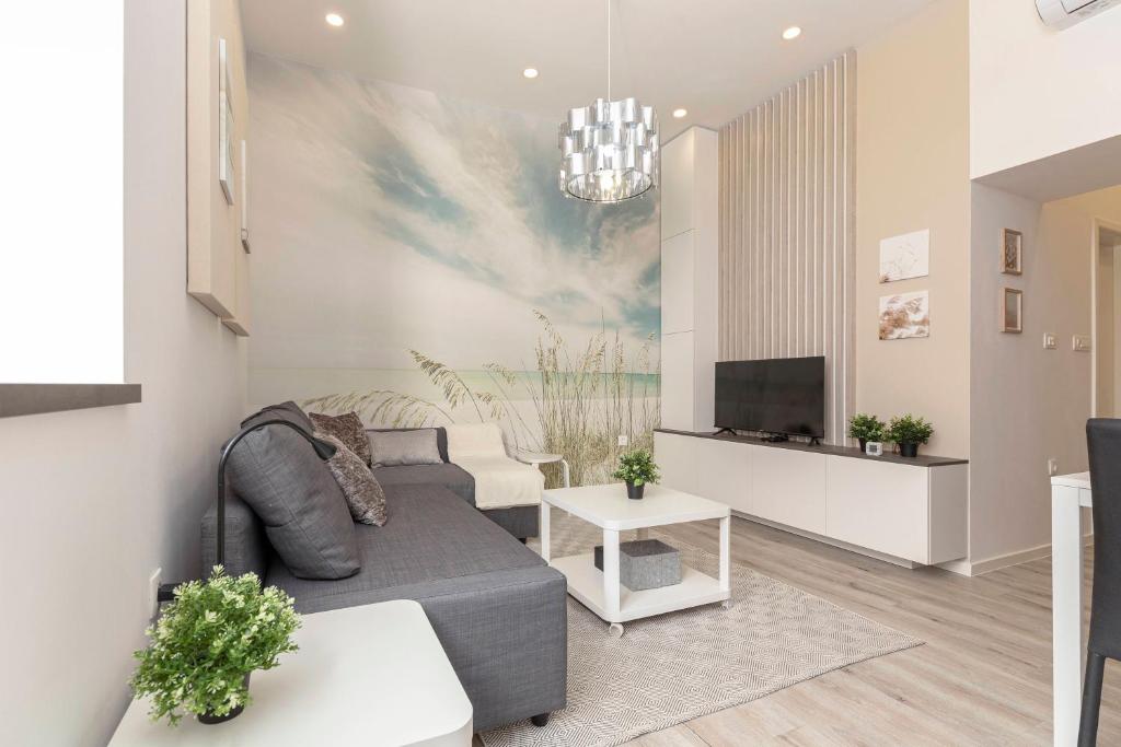 ein Wohnzimmer mit Sofa und Fernseher in der Unterkunft Apartment Kidi in Koper