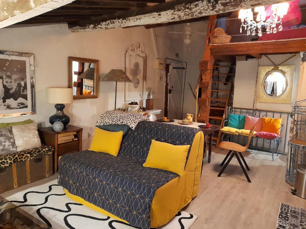 un salon avec un canapé et une table dans l'établissement La Bohème, à Narbonne