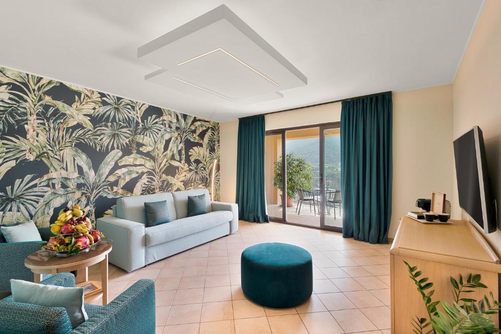 ein Wohnzimmer mit Couch und Fernseher in der Unterkunft Park Hotel Argento in Levanto