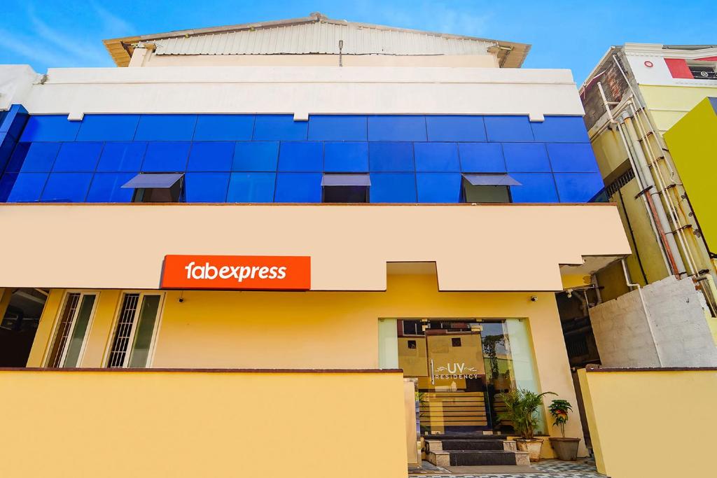 un bâtiment avec un panneau indiquant flopeyes dans l'établissement FabExpress UV Residency, à Irugūr
