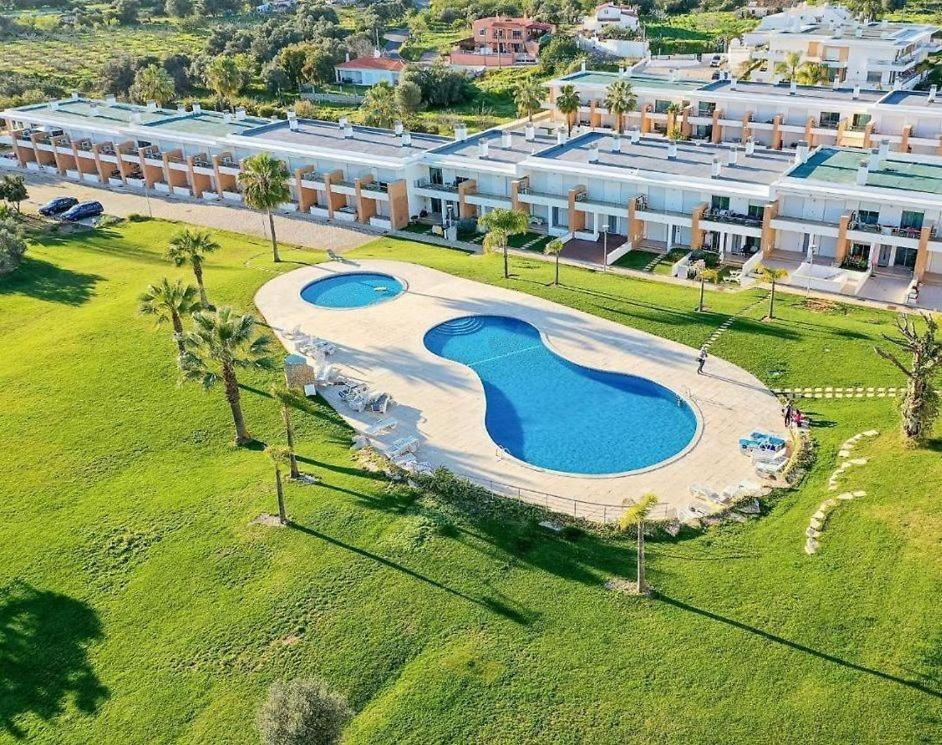 een luchtzicht op een resort met een zwembad bij Sul House in Albufeira