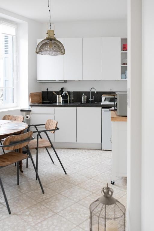Kuchyňa alebo kuchynka v ubytovaní Le Terrazzo - appartement lumineux centre Eu