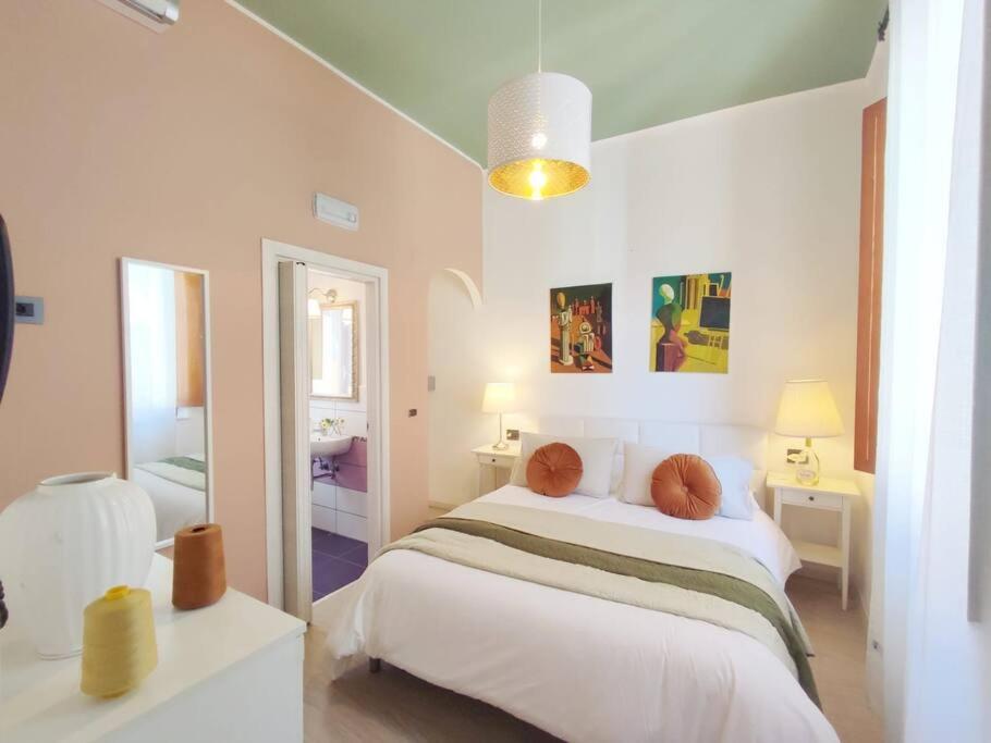 - une chambre blanche avec un lit et une salle de bains dans l'établissement Suite Balilla 6 centralissima a due passi dal mare, à San Benedetto del Tronto