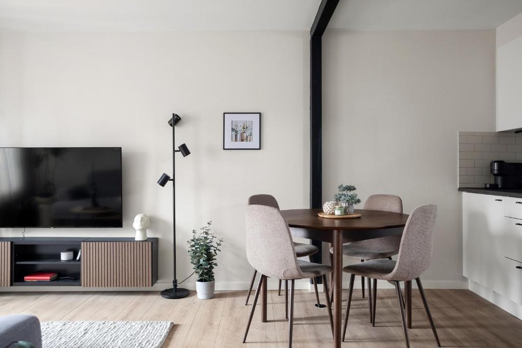 Home Away Apartments Stockholm في ستوكهولم: غرفة طعام مع طاولة وكراسي