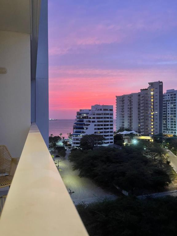 Una vista de una ciudad al atardecer desde un edificio. en Santa Marta - Pozos Colorados - Porto Horizonte 916, en Santa Marta