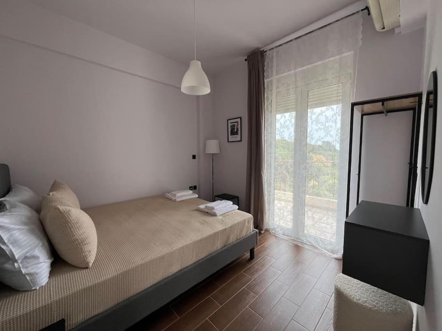 Tempat tidur dalam kamar di Ion villa - Xirokampi