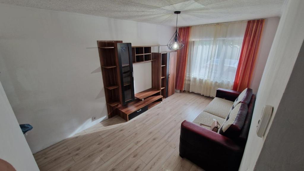ein Wohnzimmer mit einem Sofa und einem TV in der Unterkunft Stejarului App25 in Floreşti