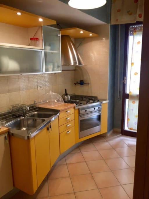 Kuchyňa alebo kuchynka v ubytovaní Caio Asinio Apartment
