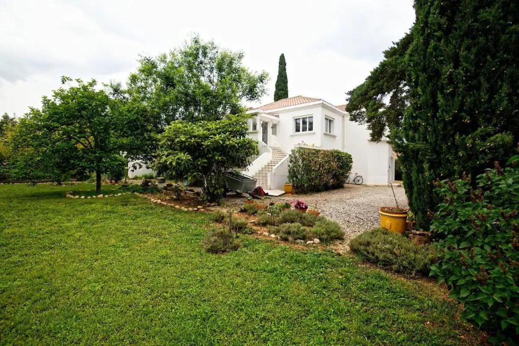 een wit huis met een tuin in de tuin bij La Villa Blanche - 2 personnes in Saint-Jean-de-Fos