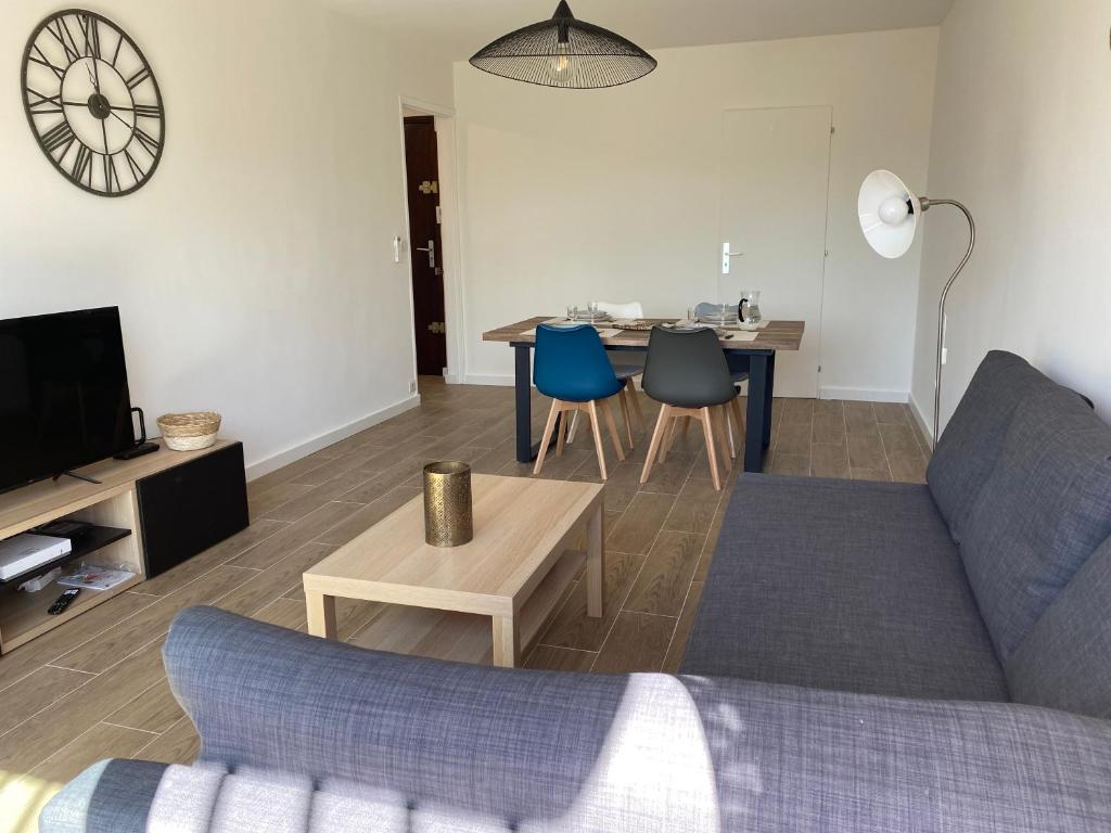 普羅旺斯艾克斯的住宿－VERDI 2 - appartement lumineux - centre，客厅配有沙发和桌子