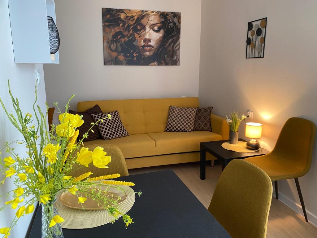 埃爾布隆格的住宿－BROWARNA apartamenty Tanie Spanie，客厅配有沙发和桌子