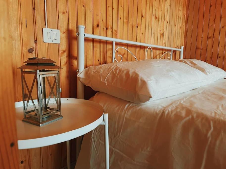 1 dormitorio con 1 cama y mesa auxiliar en Casa Maitö, en Senarega