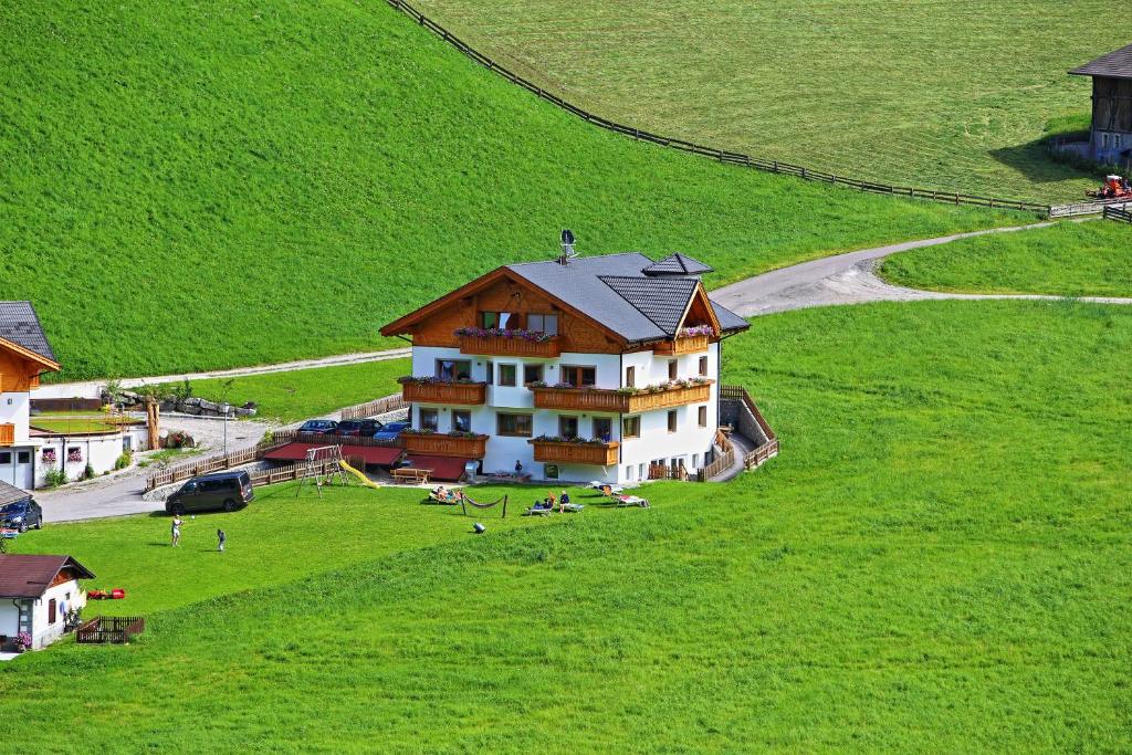 una casa grande en un campo de césped verde en Ferienhaus Berger en Sarntal