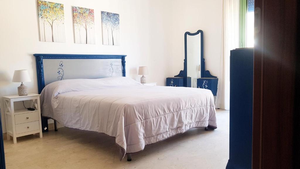 カステッランマーレ・デル・ゴルフォにあるLa Finestra sul Golfoのベッドルーム1室(ブルーヘッドボード付きのベッド1台付)
