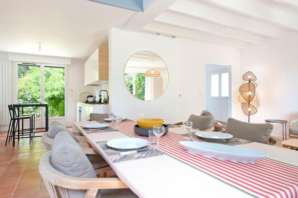 une salle à manger avec une table et des chaises dans l'établissement Loueurdappart - Grande Maison Zen et Très bien équipée 5 Min plage, à La Baule