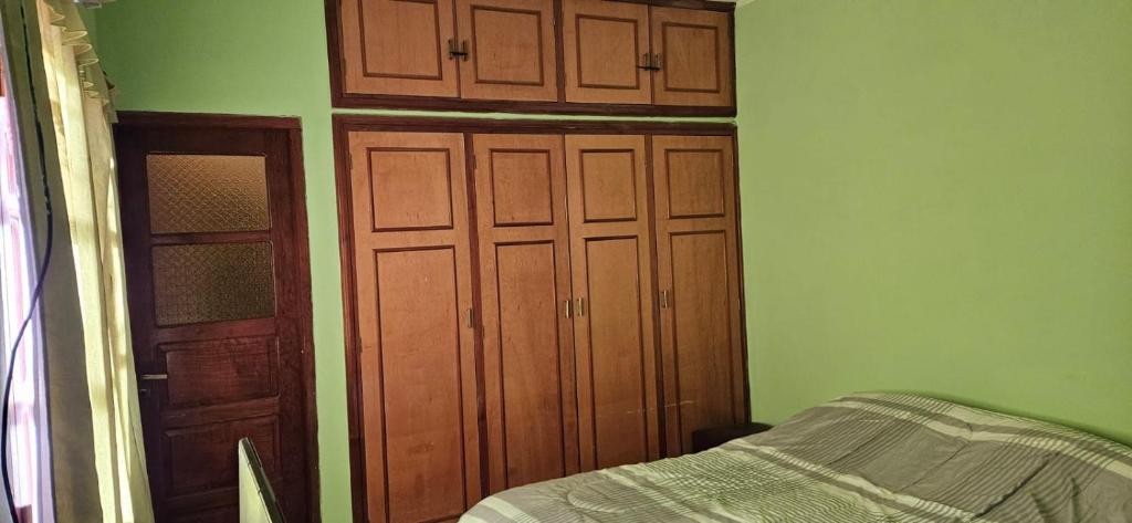 um quarto com armários de madeira e uma cama em Luna de Belén em Belén
