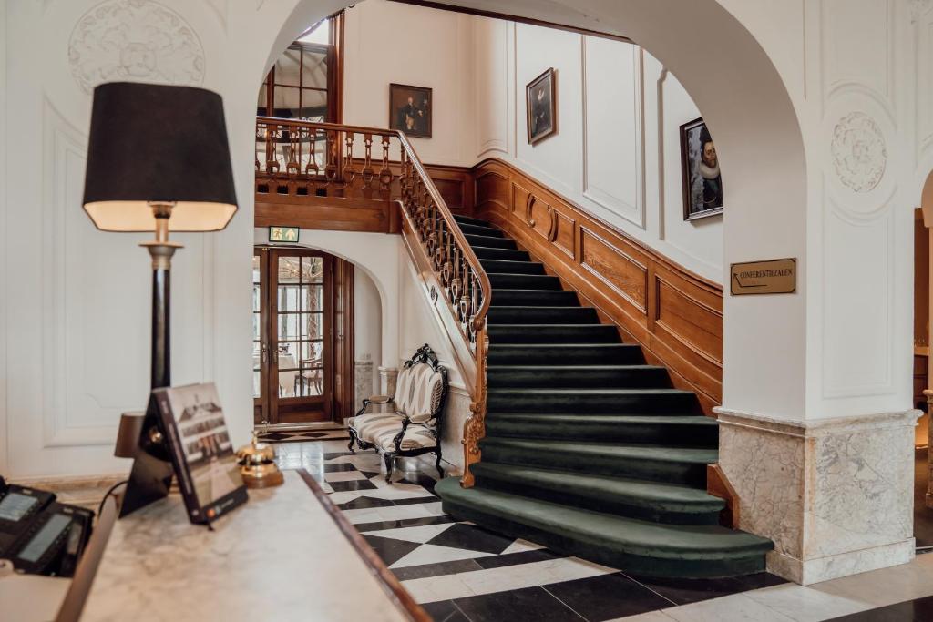 een wenteltrap in een huis met een lobby bij Kasteel Engelenburg in Brummen