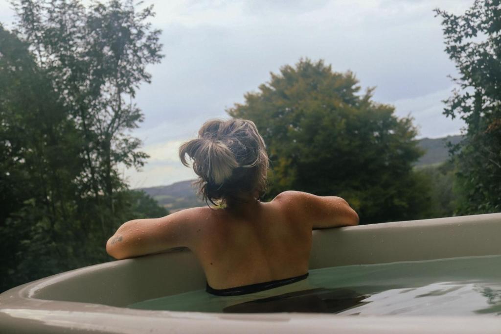 een vrouw in een bad bij Eisa Yurt in York