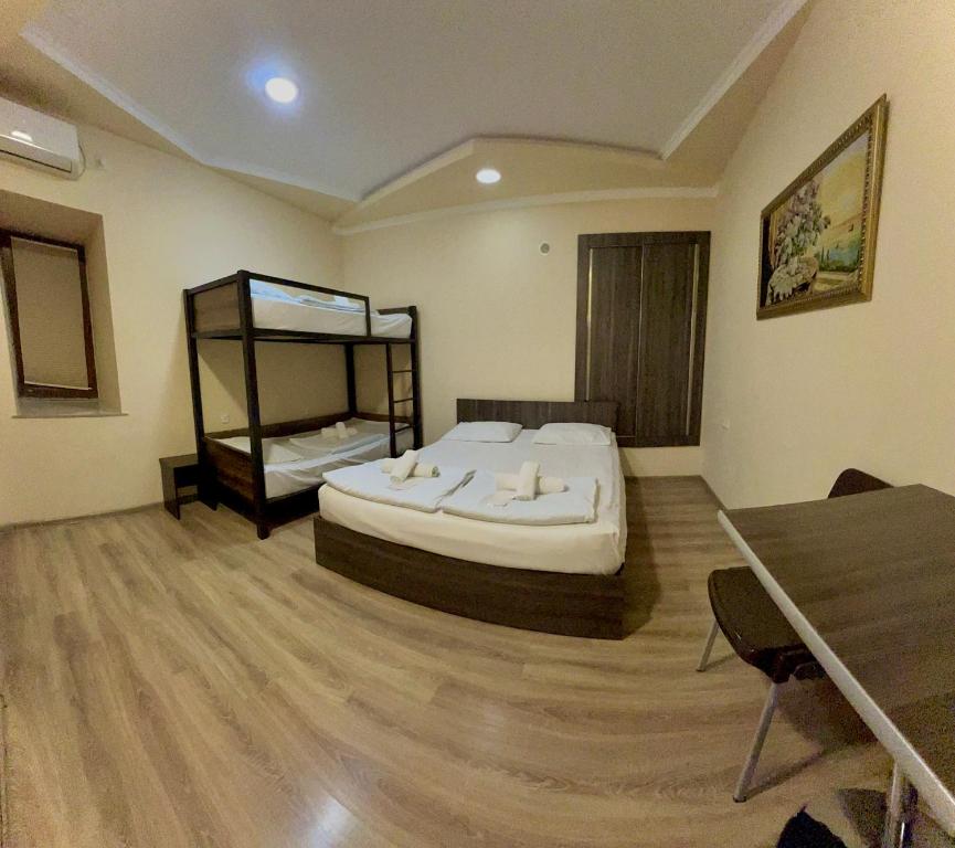 Postel nebo postele na pokoji v ubytování Domino Yerevan Hostel And Hotel