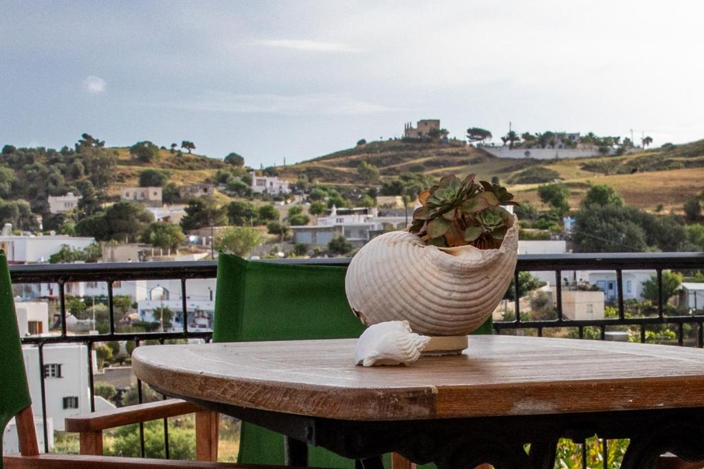 eine Vase auf einem Tisch mit Aussicht in der Unterkunft Melitini's House in Alinda