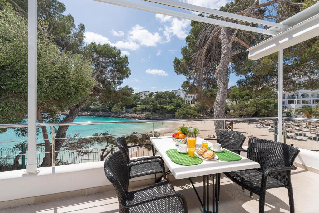 Πισίνα στο ή κοντά στο Apartamento en primera linea de la playa en Cala Dor