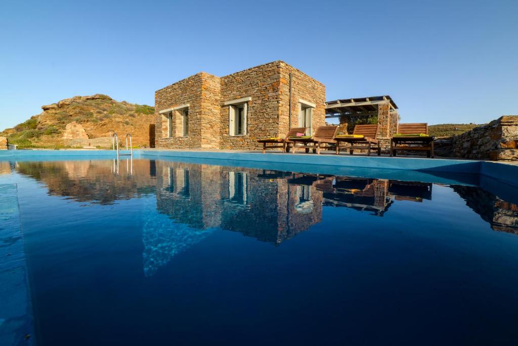 dom z basenem z błękitną wodą w obiekcie Thalatta Thalatta w mieście Otziás