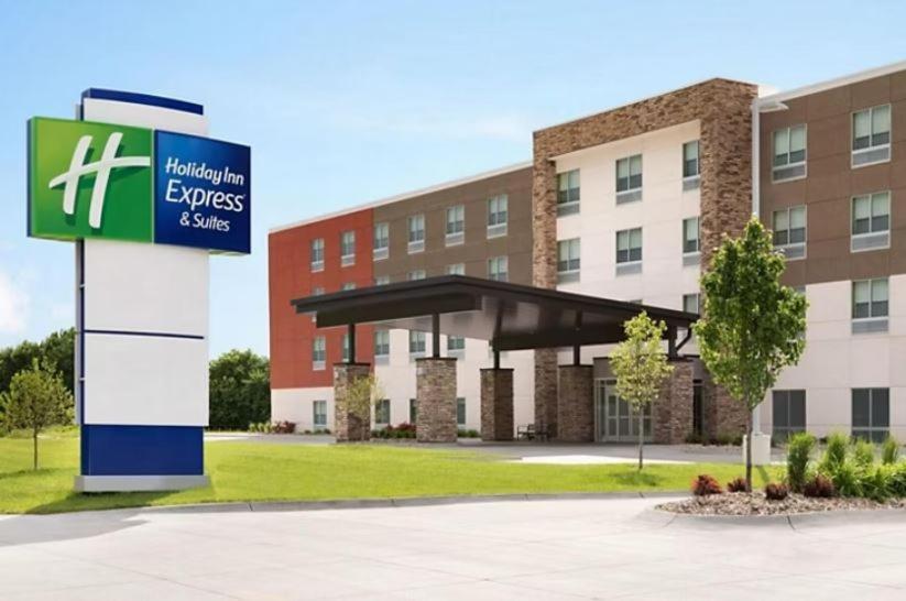 Holiday Inn Express & Suites Austin Airport East, an IHG Hotel في أوستن: مبنى امامه لافته