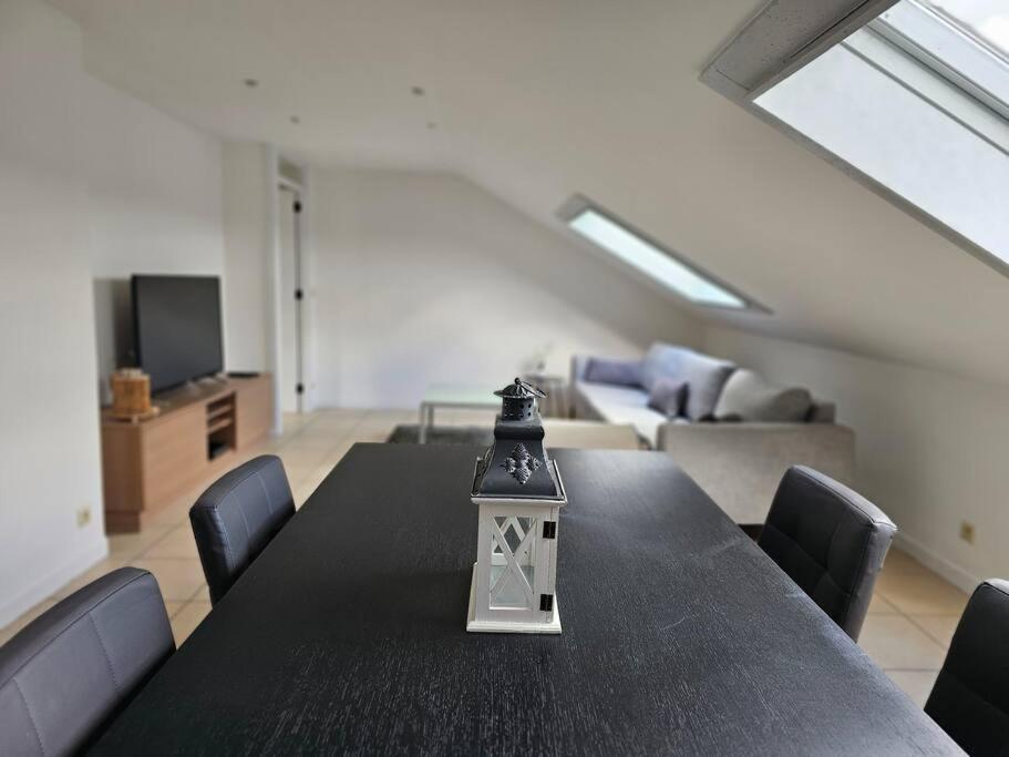 - Mesa negra en una habitación con sala de estar en Studio 177, en Waregem