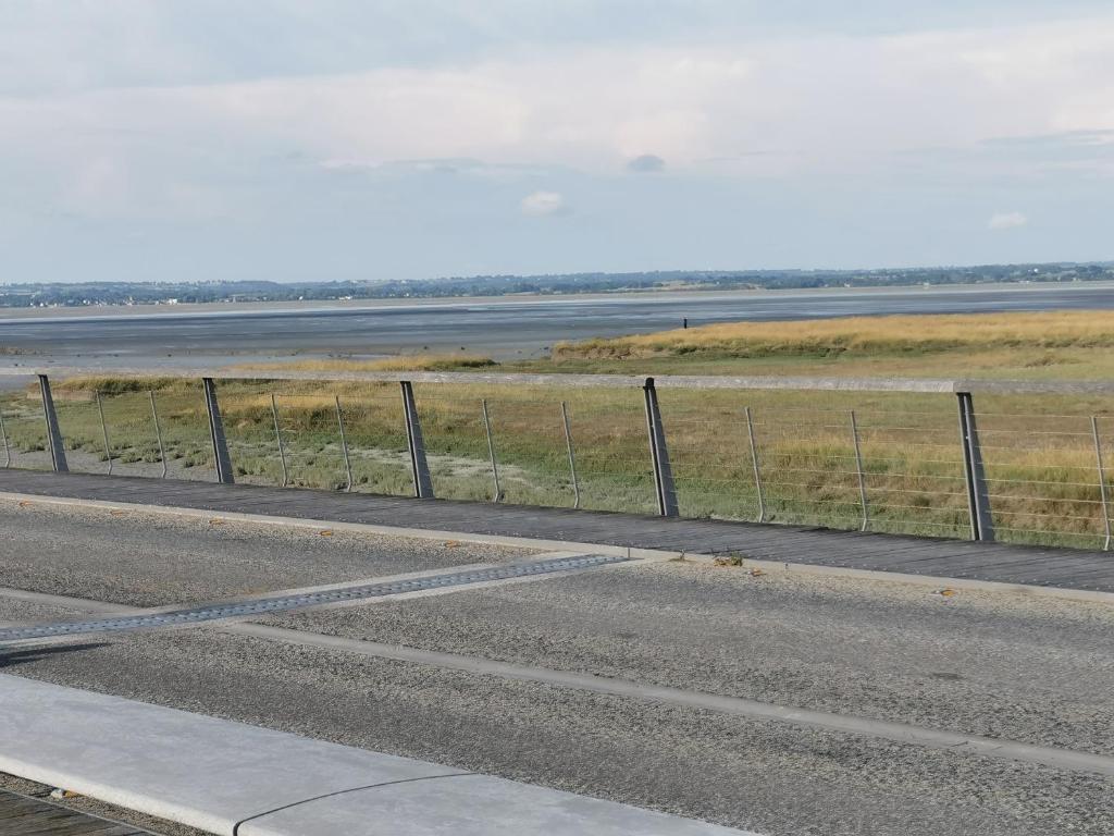 une route vide avec une clôture à côté d'un champ dans l'établissement rouquoubelle, à Conilhac-Corbières